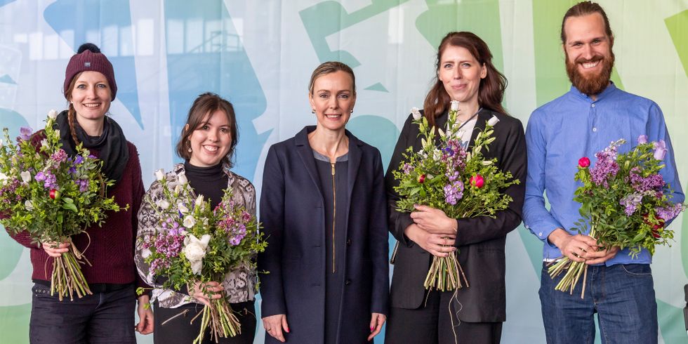 Verkehrssenatorin Dr. Manja Schreiner verleiht den Engagementpreis „Fahrrad Berlin“ an Ana Teresa Burgueño Hopf und Bjarne Lotze für den „raumcast“, Juliane Schumacher für den Blog „Radelmädchen“ und Daniela Pensold für die Plattform „wecyclebrandenburg“. 