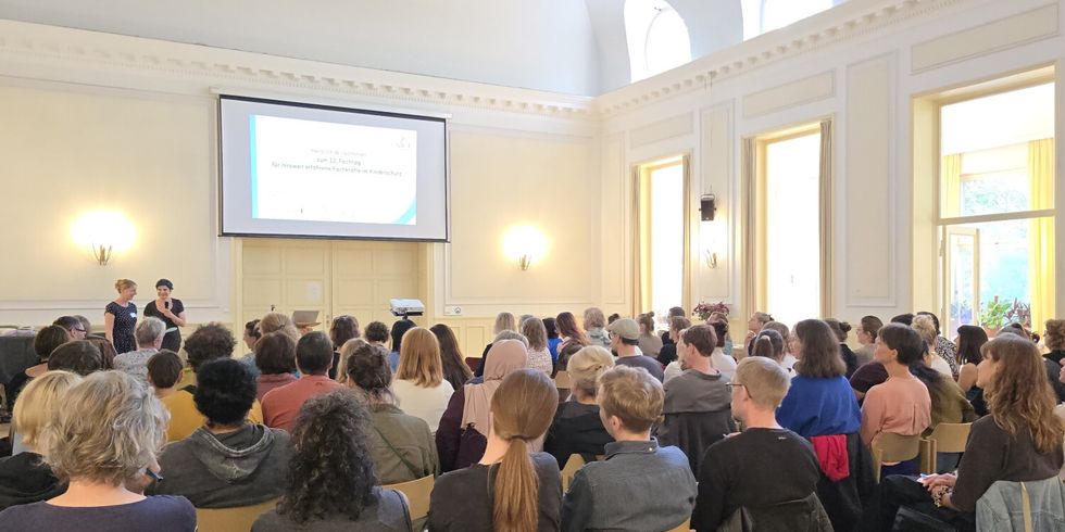 Judith Noé und Susan Lutze, beide Kinderschutz-Koordinatorinnen des Jugendamtes Friedrichshain-Kreuzberg, führten durch das Programm des 12. Fachtags