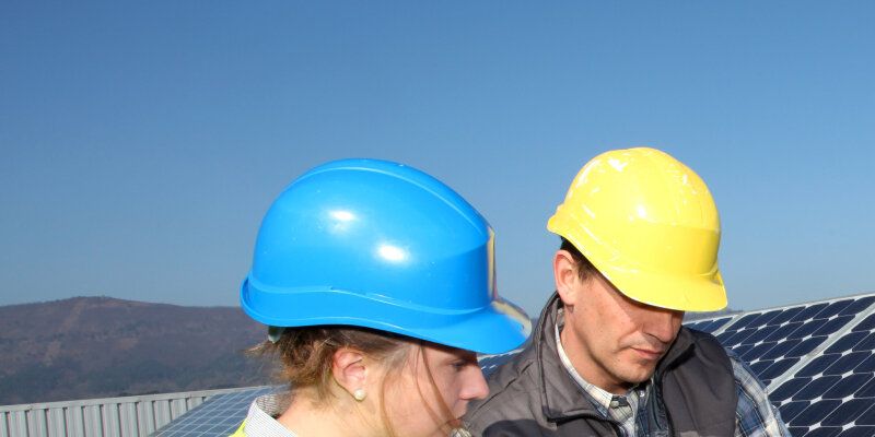 Inspektion eine Solaranlage auf einem Schuldach