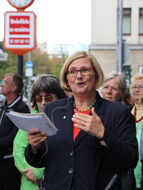 Bezirksbürgermeisterin Angelika Schöttler verabschiedet sich bei den Kiezspaziergänger_innen