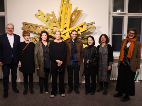 Freude über die Eröffnung der Ausstellung in der GalerieETAGE: Bezirksstadtrat für Kultur Harald Muschner, Katharina Seifert, Christl Mudrak, Joshua Zielinski, Hee Seo, Gesa Lange und Dr. Sabine Ziegenrücker v.l. (Bild: BA Rdf)