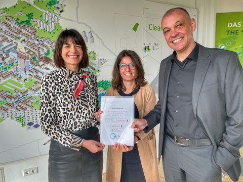 Staatssekretärin für Klimaschutz und Umwelt Britta Behrendt, Bezirksbürgermeisterin von Marzahn-Hellersdorf Nadja Zivkovic und Roland Sillmann, Geschäftsführer der WISTA Management GmbH (v. l. n. r.) (Bild: Bezirksamt Marzahn-Hellersdorf von Berlin)