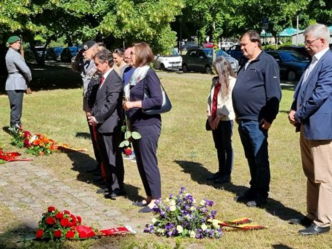 Im stillen Gedenken für die Opfer von Lidice: Konsulin Magdaléna Dvořáková, Bezirksbürgermeister Uwe Brockhausen und der Kommandeur des Landeskommandos Berlin, Brigadegeneral Jürgen Uchtmann (erste Reihe v.r.) (Bild: BA Reinickendorf)