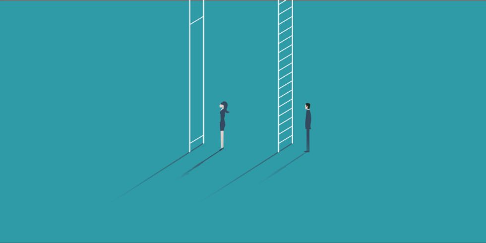 Eine Frau vor einer Leiter mit zwei Sprossen, ein Mann vor einer Leiter mit allen Sprossen