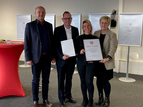 Übergabe des Ausbildungszertifikats an Bezirksbürgermeister Igel und Ausbildungsleitung und Fachbereichsleitung Personalmanagement