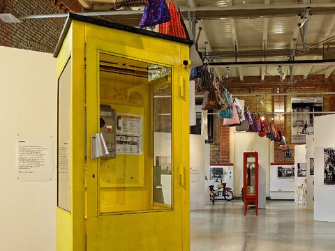 Telefonzelle im Ausstellungsraum (Bild: Museum Pankow)