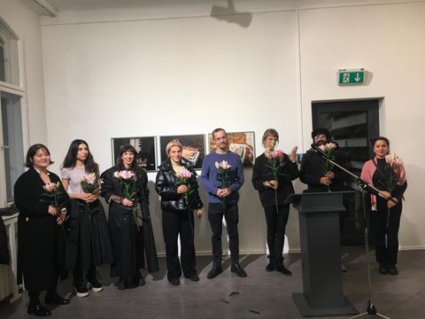 v.l.n.r. Iden Sungyoung Kim, Beatrice Moumdjian, Emma Adler, Anna Ehrenstein, Rob Crosse, Sandra Teitge, Arijit Bhattacharyya, Ronak Moshtaghi (Bild: BA Reinickendorf)