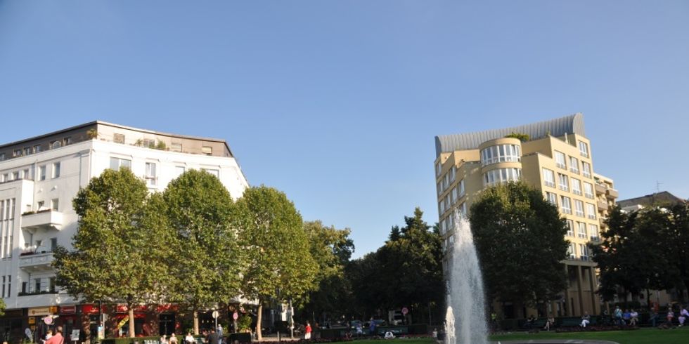 Der Brunnen auf dem Prager Platz musste repariert werden.