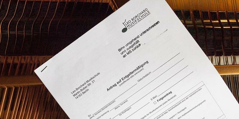 Ein Formular liegt auf einem Flügel