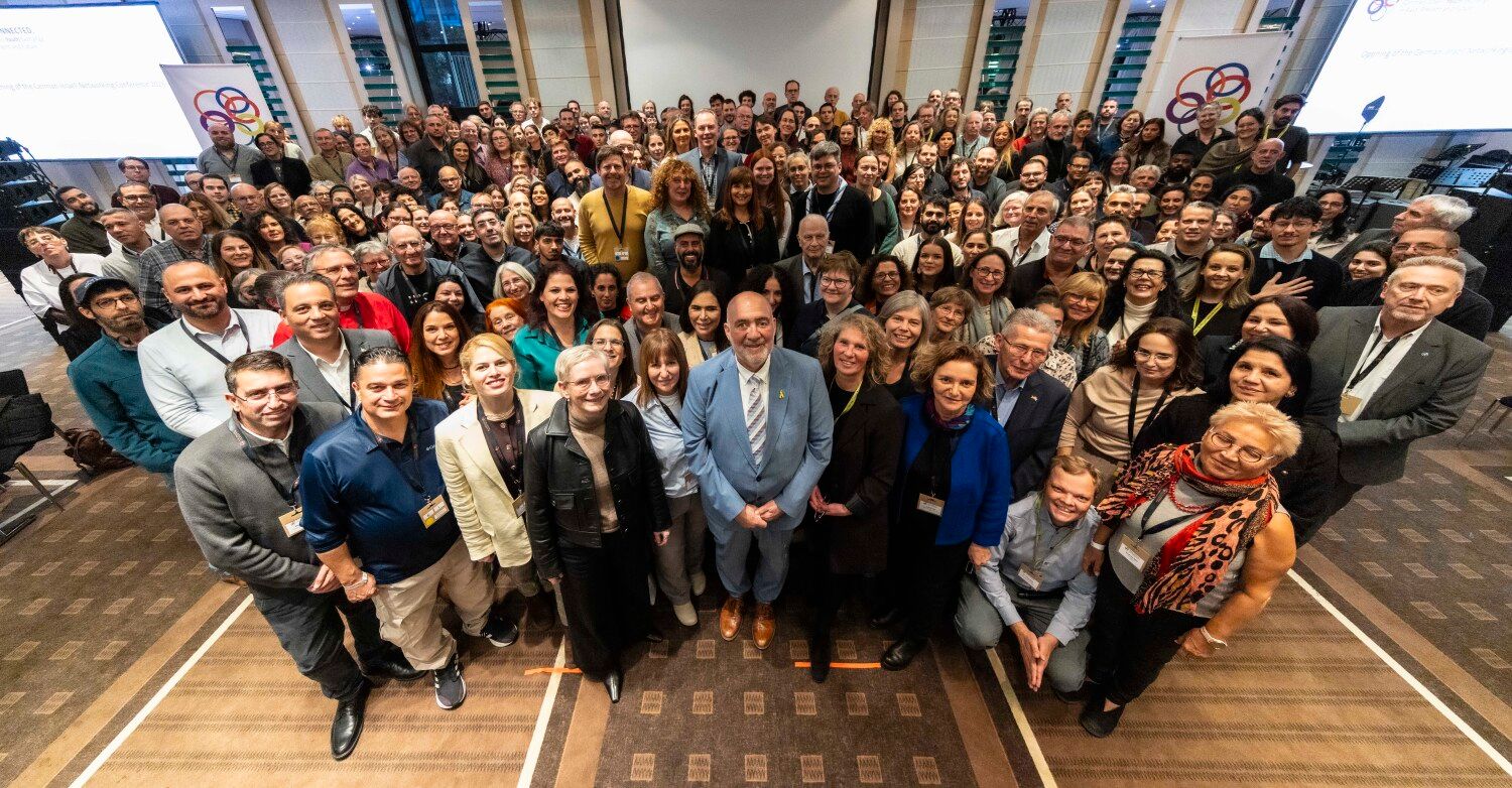 Gruppenbild mit Staatssekretärin und Botschafter: vorne links Dr. Petra Bahr, Staatssekretärin des Bundesministeriums für Bildung, Familie, Senioren, Frauen und Jugend; in der Bildmitte S.E. Ron Prosor, Botschafter des Staates Israel