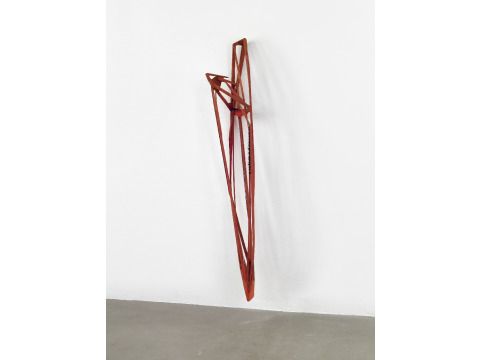 Pomona Zipser, Orange an der Wand, 2024, Holz, Strick, Bürste, Gummi, Farbe, 207 x 30 x 28 cm