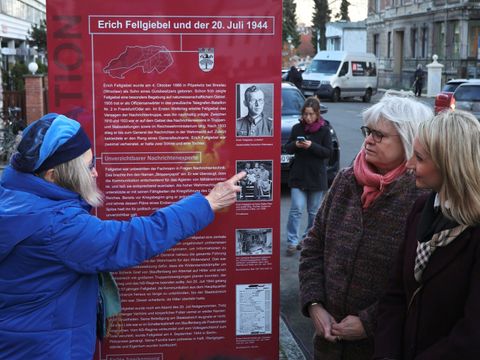 v.l.n.r. Barbara Fellgiebel (Enkelin Erich Fellgiebel),Staatssekretärin für Kultur, Cerstin Richter-Kotowski und die Bezirksstadträtin für Bildung, Kultur und Sport, Malgorzata Sijbrandij