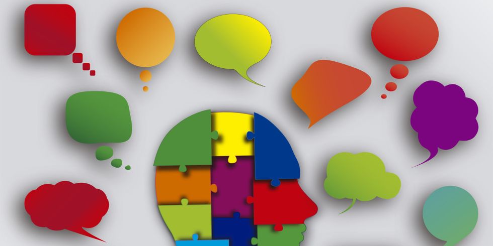 Profil eines Kopfes aus Puzzleteilen zusammengesetzt und von Sprechblasen umgeben