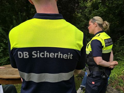 Die Deutsche Bahn hat neben ihren Beschäftigten der DB Sicherheit auch den Azubi-Botschafter zur Beantwortung zahlreicher Fragen zum Präventionstag gesendet