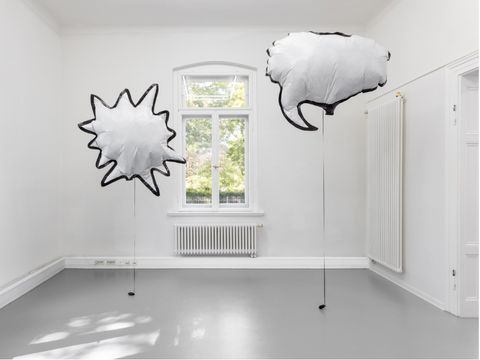 ein weißer Raum mit zwei Wolkenähnlichen Luftballons