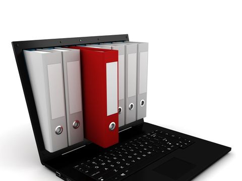 Laptop aus dem ein Ordner heraustritt