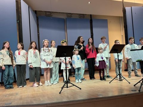 Der Kreuzberger ukrainisch-deutsche Kinder- und Jugendchor während eines Auftritts