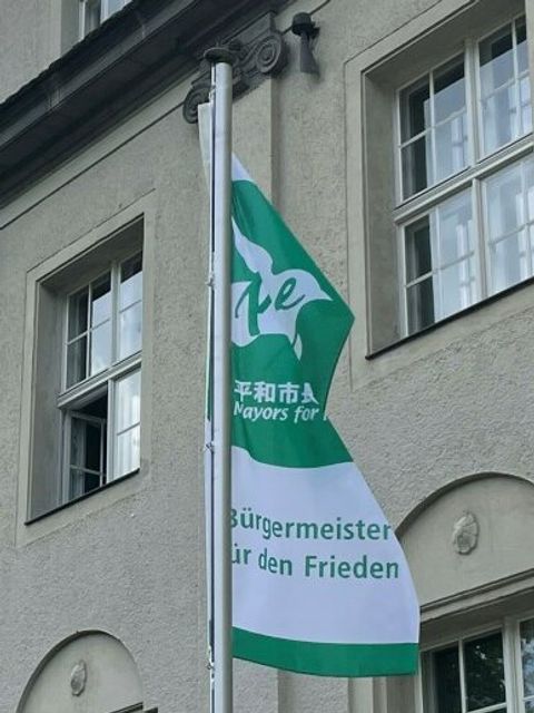 Die Mayors for Peace Flagge vor dem Rathaus Treptow