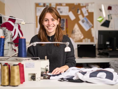 Projektleiterin der Textilmanufaktur Sofie Göppl-Leon an der Nähmaschine
