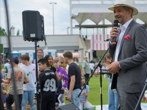 Der Stadtrat Oliver Schworck hält eine Ansprache bei der Eröffnung des Spielfestes 2023