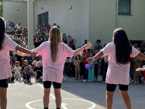 Mädchentanzgruppe während der Sommer Block Party 23 im Beats42