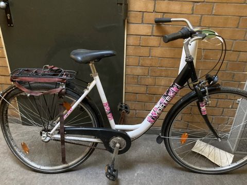 Weiß-schwarzes Damenfahrrad