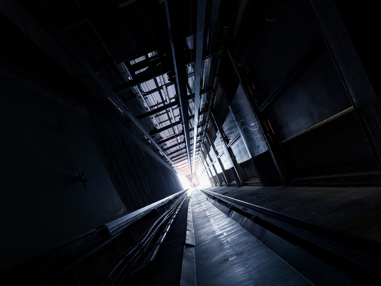 Blick in den Fahrstuhlschacht vom Treppenhaus 1, Oktober 2020
