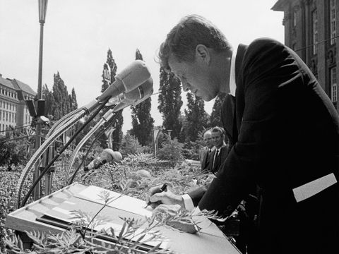 Berlin-Besuch am 26.06.1963; Kundgebung vor dem Rathaus Schöneberg; Rudolph-Wilde- Platz (später John-F.-Kennedy-Platz) (Schöneberg); Eintragung in das Goldene Buch von Berlin (Bild: Landesarchiv Berlin, F Rep. 290 (04) Nr. 0090449 / Foto: Jacoby, Max)