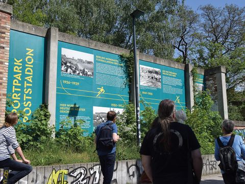 Die Geschichtsmauer im SportPark Poststadion