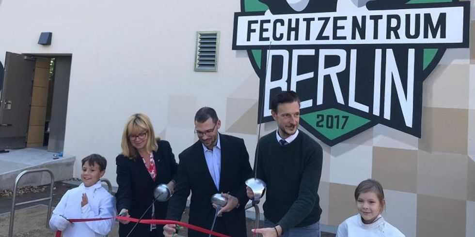 Fechtsportzentrum - Bezirksstadträtin Juliane Witt., Bezirksstadtrat Gordon Lemm und Michael Behrendt (Fechtsportzentrum) durchtrennen das rote Band