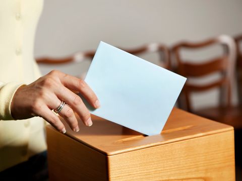 Frau in der Wahlkabine