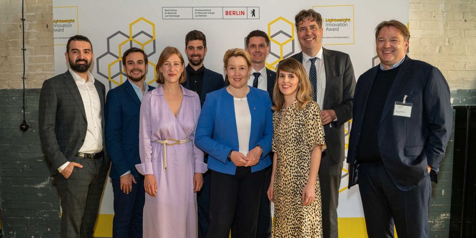 Eine Gruppe Menschen lächelt in die Kamera, u.a. Frau Giffey