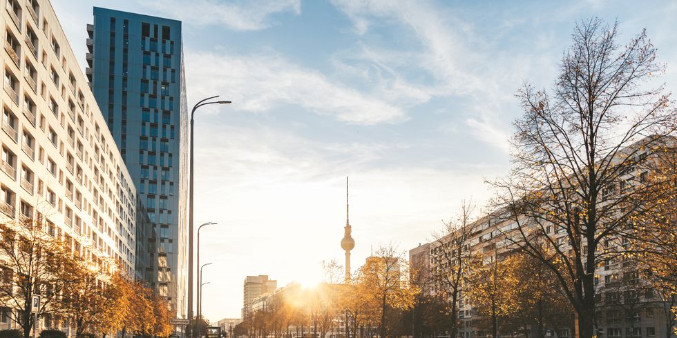 Stadtansicht mit Blick zum Alexanderplatz im Morgenlicht