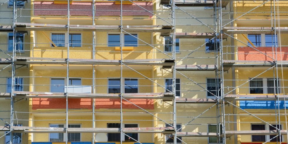 Eingerüstete Fassade eines Mietshauses