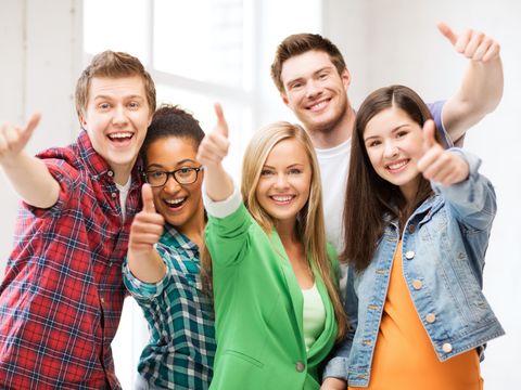 Schüler mit Daumen hoch