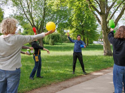 Trainingsgruppe macht Gymnastik im Park