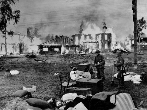 Deutsche Soldaten in einem Vorort von Leningrad, September 1941, Narodowe Archiwum Cyfrowe, Signatur: 2-859, gemeinfrei