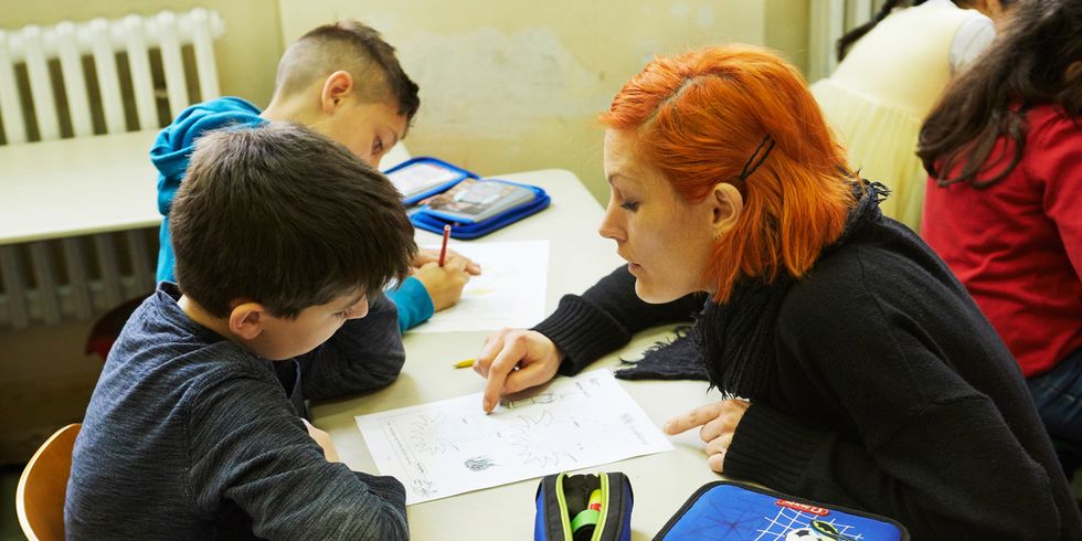 Lehrerin hilft Schülern