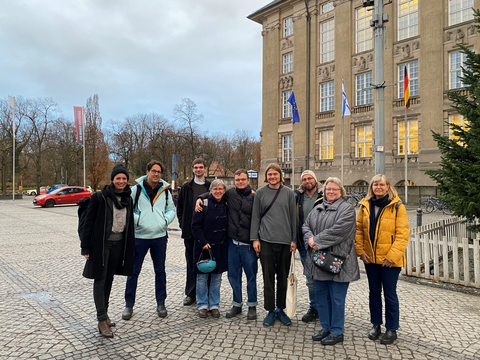 Von links nach rechts: Bezirksstadträtin Dr. Saskia Ellenbeck, Prof. Garkisch (Bauhaus-Universität Weimar), Julian Feld (Student), Monique van Miert (Nachbarschaftsbrot e. V. Berlin), Jan Giesenhagen und Otto Schlosser (Studierende), David Herinek (Marktmeister), Manuela Kalies (bezirkliche Marktleitung) sowie eine weitere Beteiligte vom Nachbarschaftsbrot e. V. Berlin