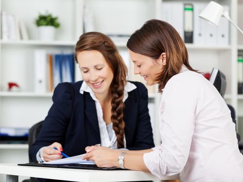 zwei Kolleginnen im Büro im Gespräch