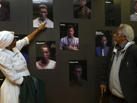 Biografien-Raum in der Ausstellung zurückgeschaut im Museum Treptow