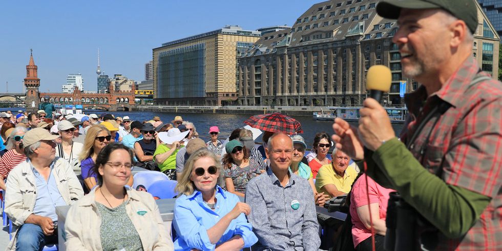 von rechts nach links: Wildtierexperte Derk Ehlert, Stiftung Naturschutz Berlin-Geschäftsführer Stefan Richter, Umweltsenatorin Ute Bonde, Leiterin der Koordinierungsstelle Fauna der Stiftung Naturschutz Berlin, Susanne Bengsch