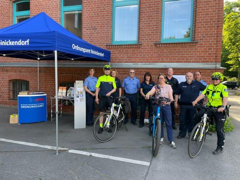 Bezirksstadträtin Julia Schrod-Thiel (Mitte vorn) mit Mitarbeiterinnen und Mitarbeitern des Ordnungsamtes und der Polizei. (Bild: BA Reinickendorf)