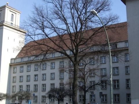 Rathaus Tempelhof vom Tempelhofer Damm aus gesehen