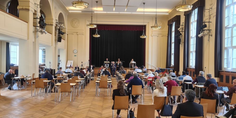 BVV in der Aula des Schiller-Gymnasiums