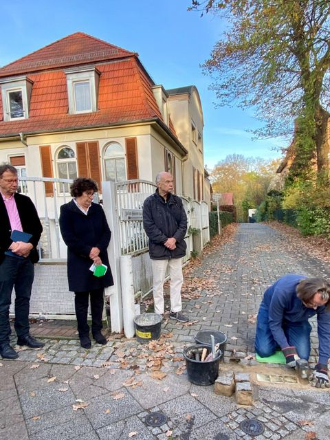 Stolpersteinverlegung am 9. November, Hermannstraße 11 in Zehlendorf: Bezirksbürgermeisterin Schellenberg mit Superintendent Dr. Krug (links) und Stolperstein-Projektverantwortlicher Michael Rohrmann