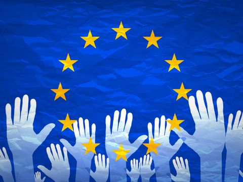 EU-Flagge mit stilisierten Handabdrücken