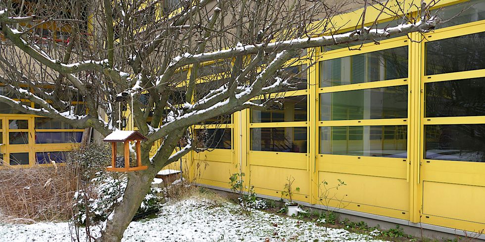 Futterhäuschen im verschneiten Innenhof des Thomas-Mann-Gymnasiums