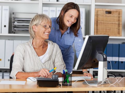 zwei Frauen arbeiten im Büro am Computer