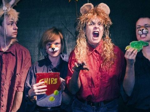 Vier als Tiere verkleidete Schauspieler und Schauspielerinnen blicken in die Kamera